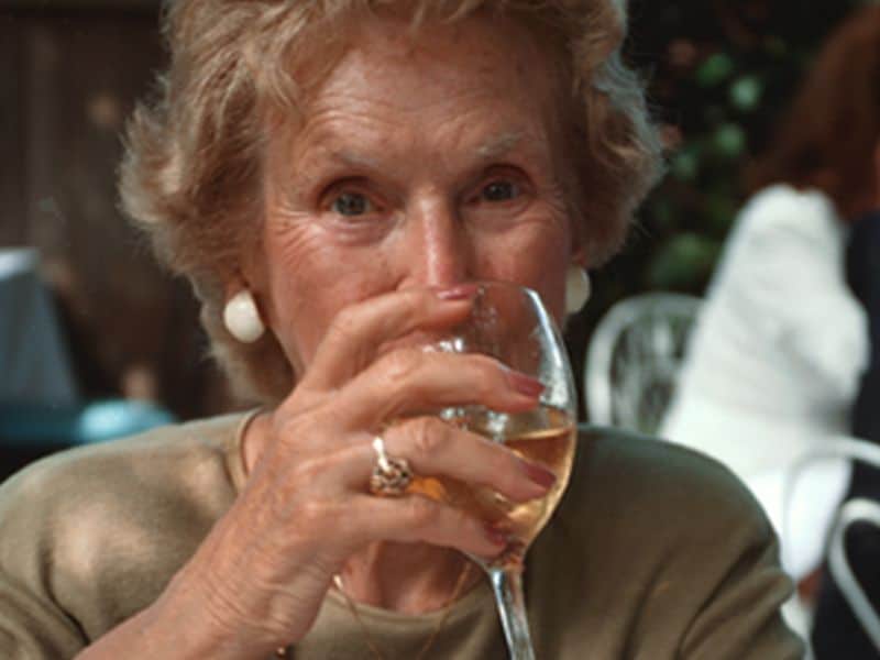 Moderate Drinking Not Harmful for Seniors With Heart Failure