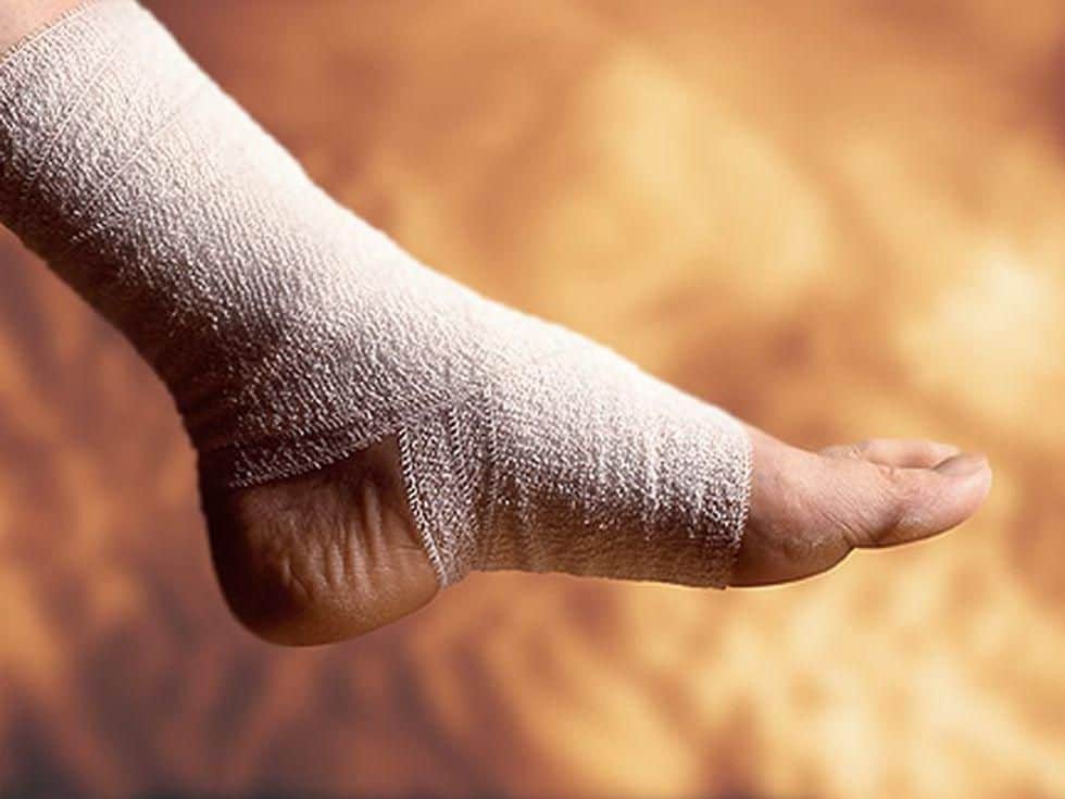 Arthroplasty, Arthrodesis Outcomes for Ankle Arthritis Examined