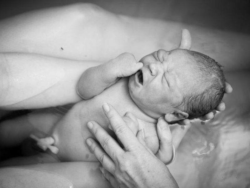 Water Births May Offer Benefits for Healthy Moms, Newborns