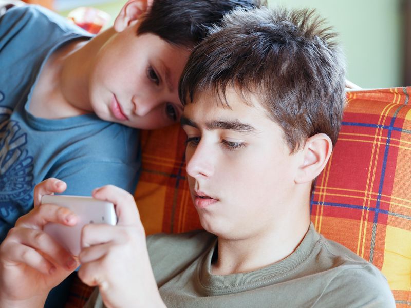 Social Media Checking Behaviors in Teens Linked to Brain Changes