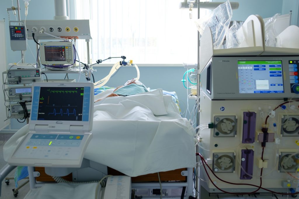 Emergency patient in critical state with intraaortic balloon pump and extracorporeal circuit hemodialysis assist