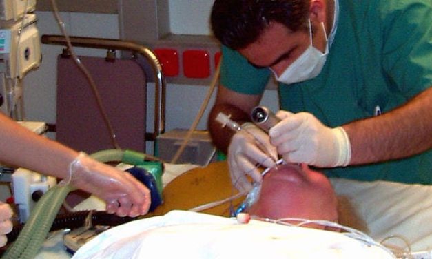 Video laryngoscopy leads to higher success on first intubation attempt than direct laryngoscopy