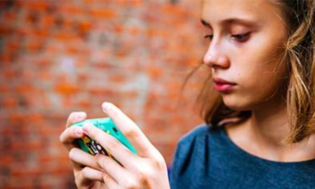 More Than Four Hours of Smartphone Use a Day Harmful to Teens
