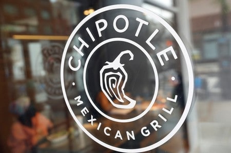 Chipotle slumps 9 percent after Ohio outlet linked to food poisoning complaints