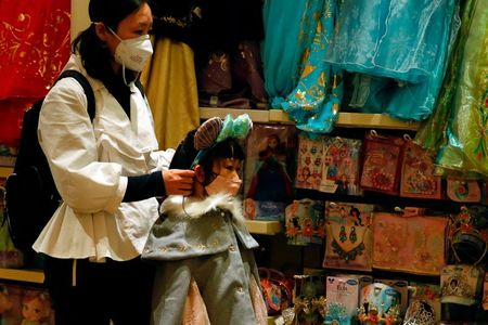 Hong Kong bans entry of visitors from China virus province