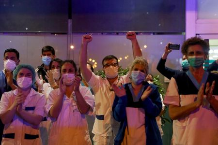 Spain lauds the medics on the front line of coronavirus crisis