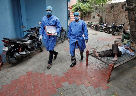 India struggles with coronavirus shutdown; Pakistan cases top 1,000