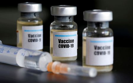 Coronavirus vaccine safe in early trial, hydroxychloroquine may increase death risk