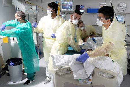 Swiss coronavirus death toll nears 1,000, positive tests still rising